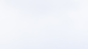 Camino del centro de la calle con señalización de auto y de carretera para las indicaciones a la oficina de permisos de conducir para su renovación