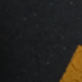 Fila de estacionamiento de coches en carril asfaltado en vista aérea de condominio moderno