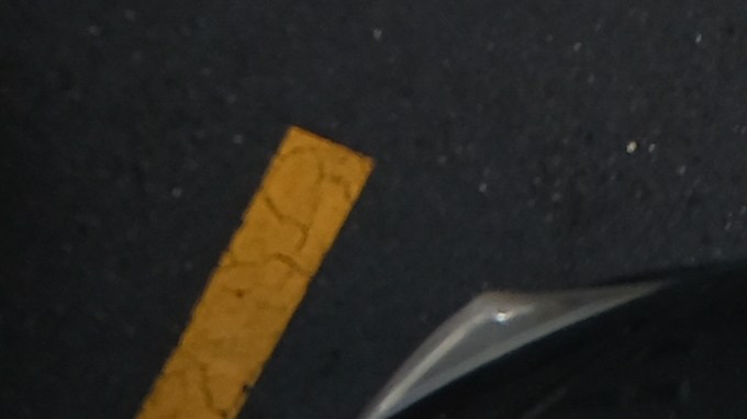 Fila de estacionamiento de coches en carril asfaltado en vista aérea de condominio moderno