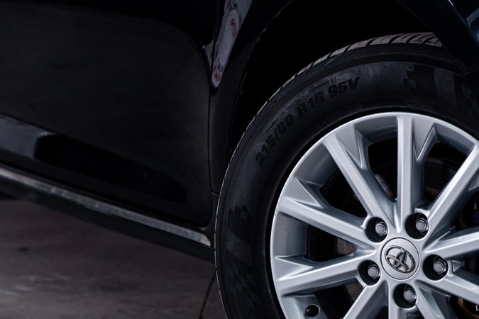 Toyota Camry, primer plano de la llanta de aleación.