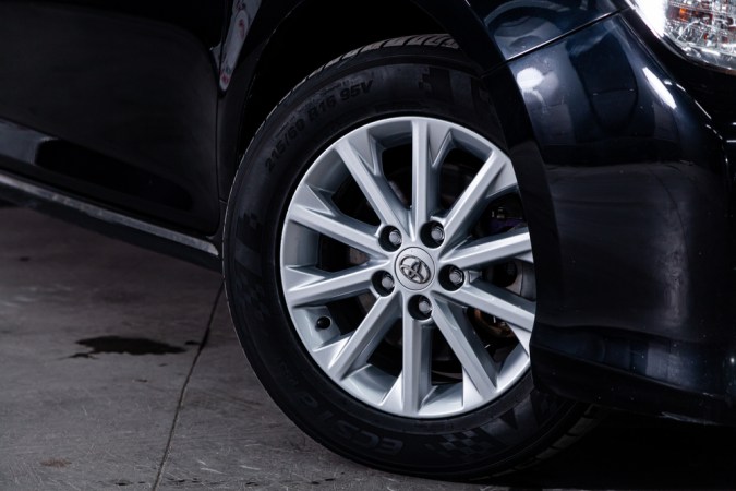 Toyota Camry, primer plano de la llanta de aleación.