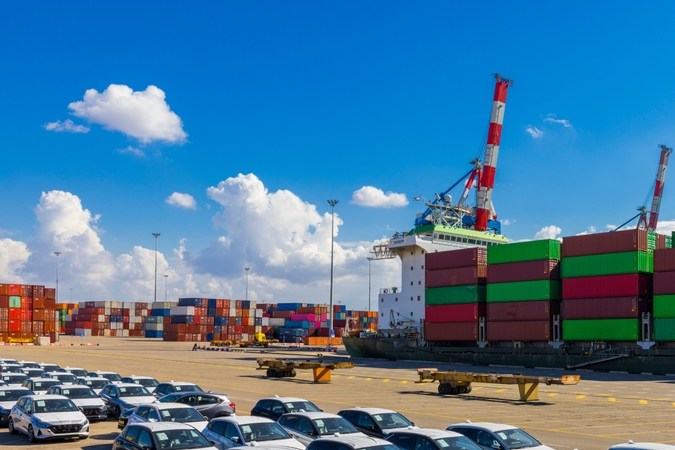 Nuevos Contenedores de Coches y Embarques de Embarque que se están descargando en las instalaciones portuarias de Ashdod, Israel, Contienen Buques Cargando En Puertos Ashdod. Israel