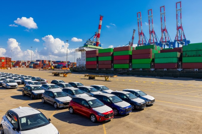 Nuevos Contenedores de Coches y Embarques de Embarque que se están descargando en las instalaciones portuarias de Ashdod, Israel, Contienen Buques Cargando En Puertos Ashdod. Israel