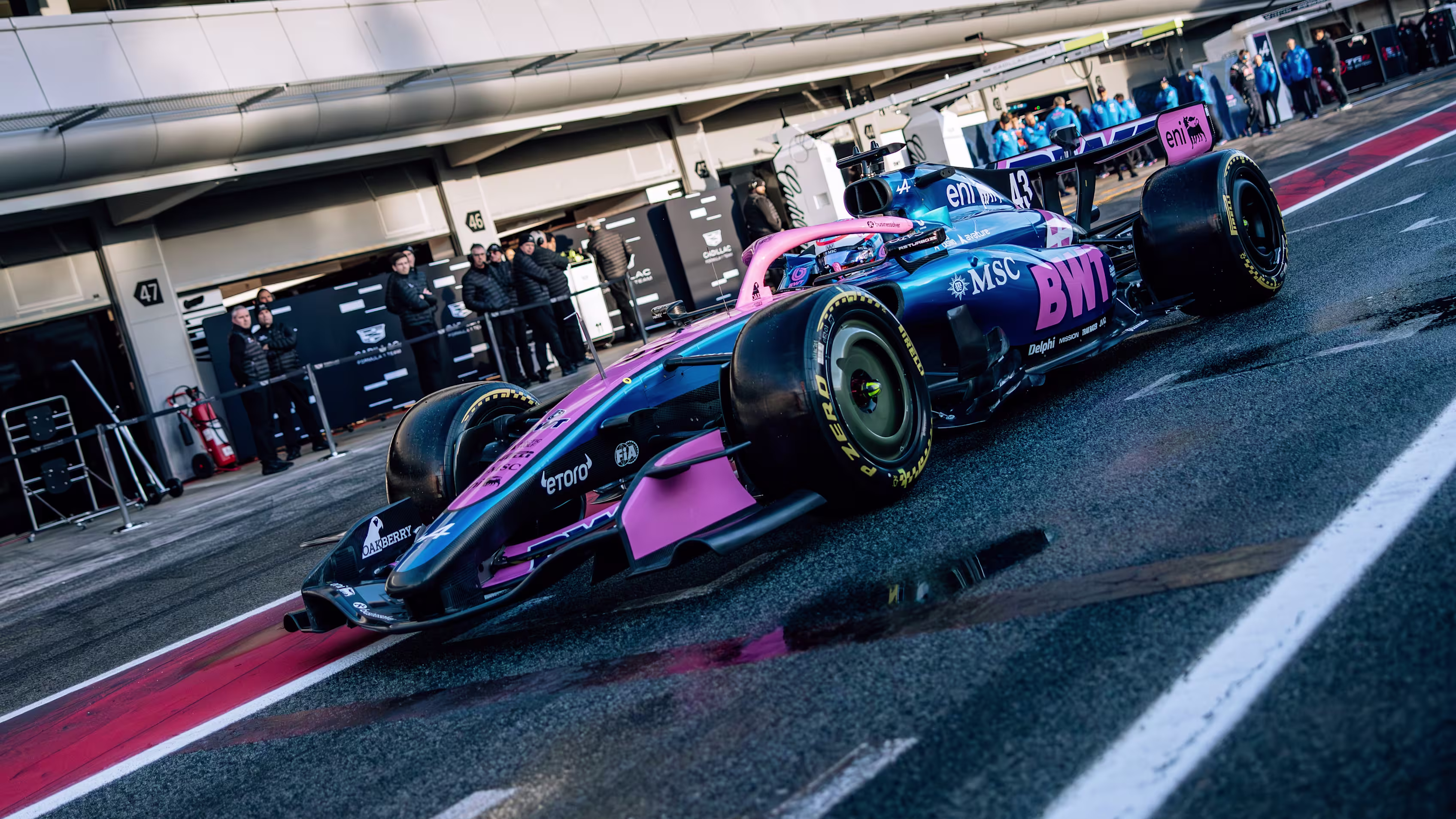 Alpine A526 F1 2026 en acción durante Barcelona Shakedown, neumáticos azules en curva rápida