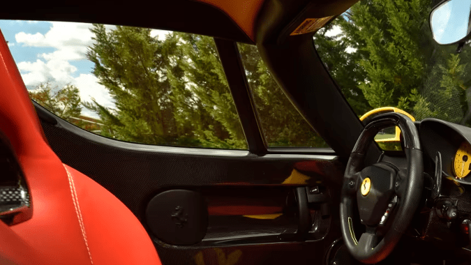 Ferrari Enzo tiene un interior centrado en la conducción.