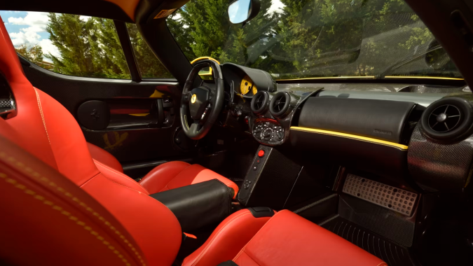 Ferrari Enzo tiene un interior centrado en la conducción.
