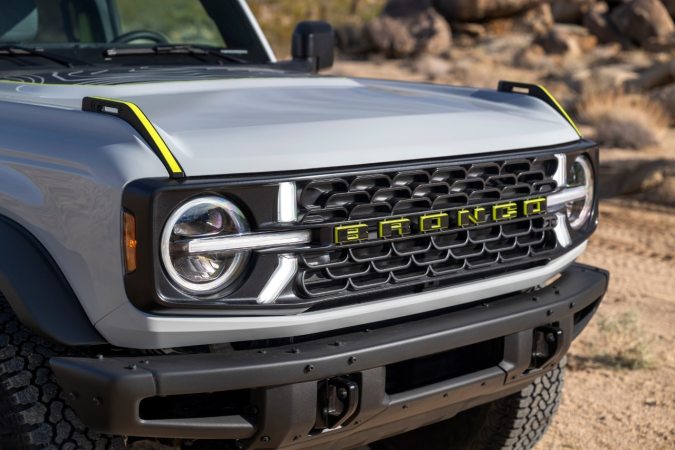 Ford Bronco RTR 2026 logra un color que sobresale en el desierto.