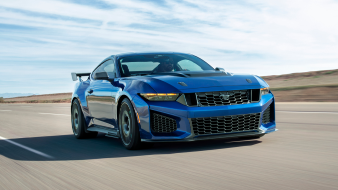 Ford Mustang Dark Horse SC tiene una alta velocidad.