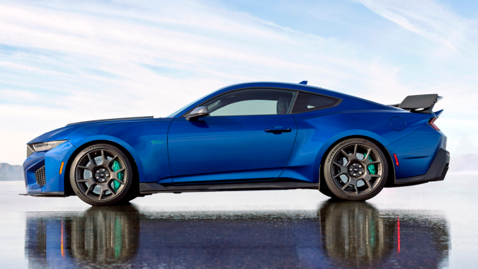 Ford Mustang Dark Horse SC tiene un perfil más robusto.