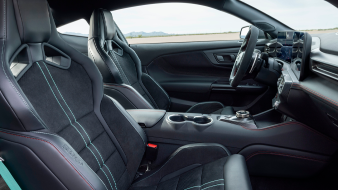Ford Mustang Dark Horse SC tiene un interior cómodo.