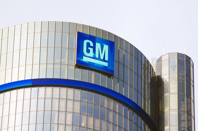 GM se replantea la venta de autos eléctricos.