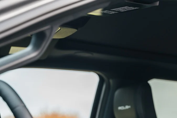 Cabina Roush F-150 2026 con asientos cuero negro quilted, volante y detalles carbono premium.