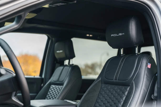 Cabina Roush F-150 2026 con asientos cuero negro quilted, volante y detalles carbono premium.