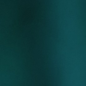 Primer plano del tablero de instrumentos masculino del coche de la mano que limpia con el paño de la microfibra para limpiar. Concepto de higiene del vehículo, mantenimiento interior y detalles del automóvil