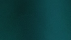 Primer plano del tablero de instrumentos masculino del coche de la mano que limpia con el paño de la microfibra para limpiar. Concepto de higiene del vehículo, mantenimiento interior y detalles del automóvil