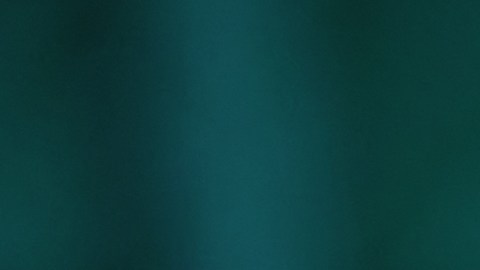 Primer plano del tablero de instrumentos masculino del coche de la mano que limpia con el paño de la microfibra para limpiar. Concepto de higiene del vehículo, mantenimiento interior y detalles del automóvil