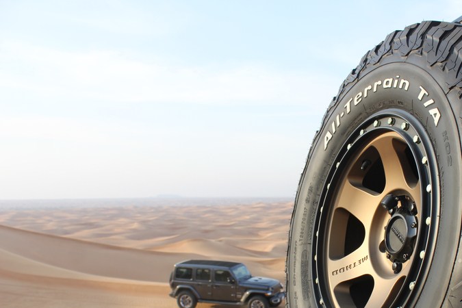 Neumático/neumáticos todo terreno en un vehículo Jeep Wrangler 4x4 que circula fuera de carretera en un terreno blando de dunas de arena desérticas
