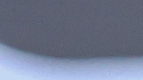 Rueda de repuesto resistente con rueda negra asegurada por la correa en la parte posterior del camión todoterreno rojo. Listo para la aventura, el detalle de la banda de rodadura muestra su capacidad todo terreno