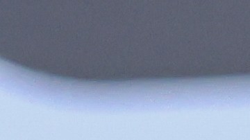 Rueda de repuesto resistente con rueda negra asegurada por la correa en la parte posterior del camión todoterreno rojo. Listo para la aventura, el detalle de la banda de rodadura muestra su capacidad todo terreno