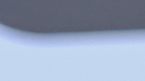 Rueda de repuesto resistente con rueda negra asegurada por la correa en la parte posterior del camión todoterreno rojo. Listo para la aventura, el detalle de la banda de rodadura muestra su capacidad todo terreno