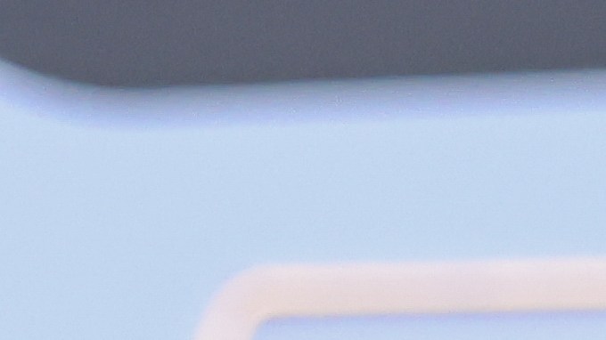 Rueda de repuesto resistente con rueda negra asegurada por la correa en la parte posterior del camión todoterreno rojo. Listo para la aventura, el detalle de la banda de rodadura muestra su capacidad todo terreno