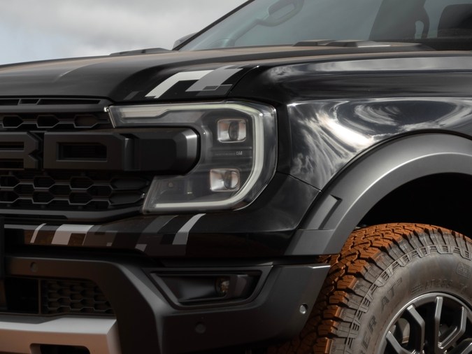 Rueda delantera Ford Ranger Raptor y neumático todoterreno embarrado, Faro delantero y guardabarros de camioneta Performance