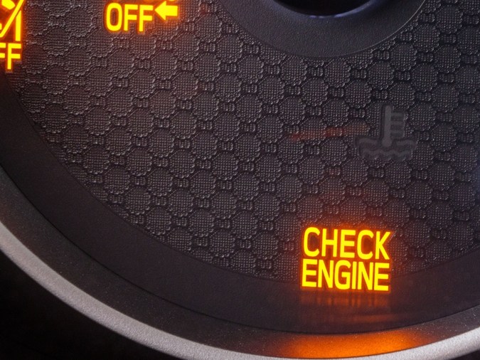 Señalización de la luz de advertencia del motor de control brillante potencial problema de diagnóstico automotriz, que destaca la necesidad de mantenimiento del vehículo.