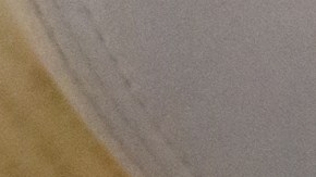 Sucio en el asiento dentro del coche