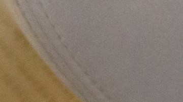 Sucio en el asiento dentro del coche