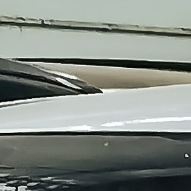 Un conductor no identificado o un mecánico profesional instalando la nueva falda del Mazda CX30 en un taller o taller. Accesorios de salón de coches, decoración