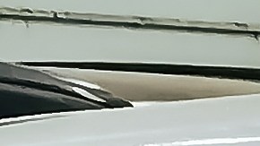 Un conductor no identificado o un mecánico profesional instalando la nueva falda del Mazda CX30 en un taller o taller. Accesorios de salón de coches, decoración