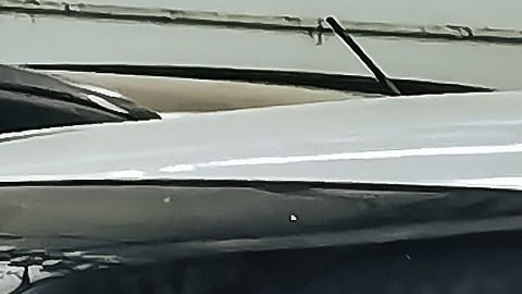 Un conductor no identificado o un mecánico profesional instalando la nueva falda del Mazda CX30 en un taller o taller. Accesorios de salón de coches, decoración