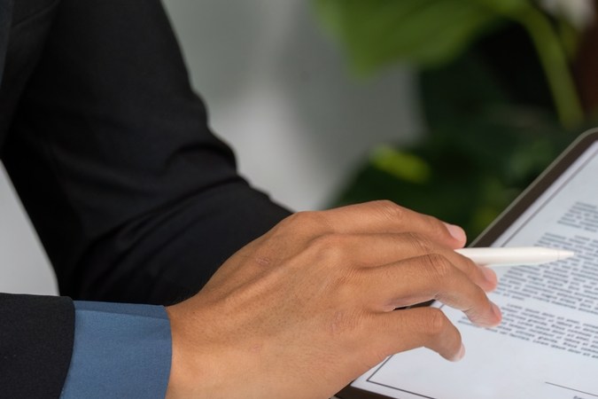 Consulta de seguros. Discutir los detalles de la póliza de seguro de automóvil con un cliente.