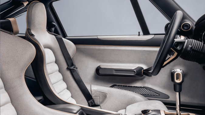 Singer Sorcerer. tiene un interior basado en el lujo.