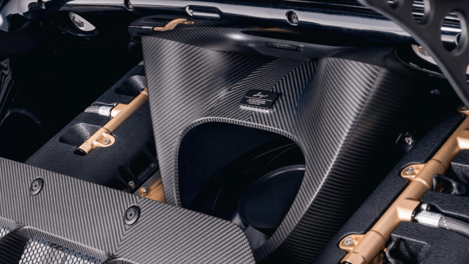 Singer Sorcerer. tiene un poderoso motor de más de 700 caballos de fuerza.