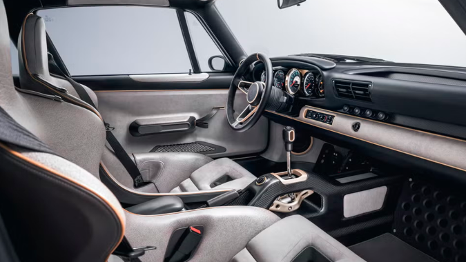 Singer Sorcerer. tiene un interior lujoso.