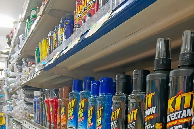 Kit de botellas líquidas de limpieza de automóviles de la marca que se muestra en las estanterías de los supermercados en Java Occidental, Indonesia, que ofrece soluciones efectivas para el cuidado y mantenimiento de los vehículos.