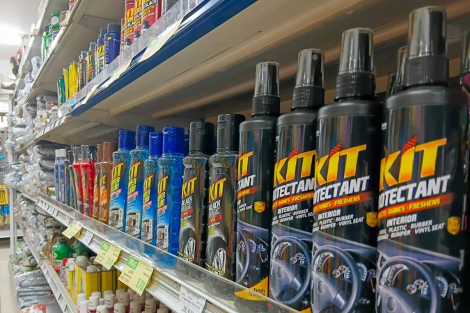 Kit de botellas líquidas de limpieza de automóviles de la marca que se muestra en las estanterías de los supermercados en Java Occidental, Indonesia, que ofrece soluciones efectivas para el cuidado y mantenimiento de los vehículos.