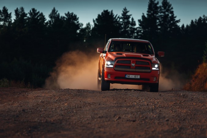 Dodge Ram 1500 5.7 HEMI en el desierto de Riga