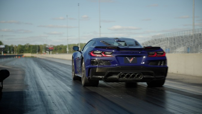 Vista trasera del Corvette ZR1X en pista de aceleración. Modelo de preproducción mostrado, el modelo de producción real puede variar.