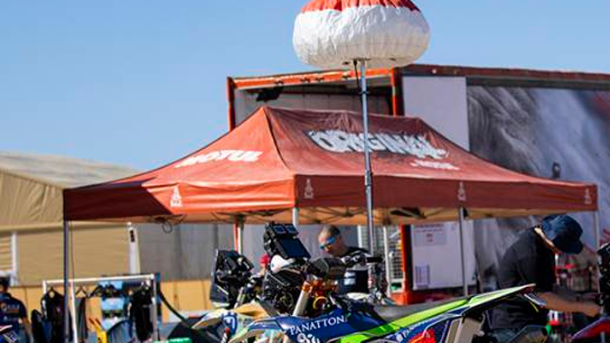 Los pilotos de motos sufren bastante en el Dakar.