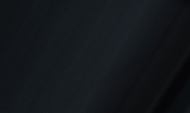 Mecánico de coches caucásico de unos 30 años realizando mantenimiento de vehículos con documentación en mano.