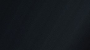 Mecánico de coches caucásico de unos 30 años realizando mantenimiento de vehículos con documentación en mano.