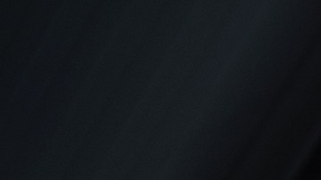 Mecánico de coches caucásico de unos 30 años realizando mantenimiento de vehículos con documentación en mano.