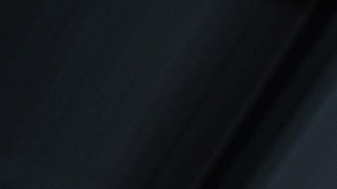 Mecánico de coches caucásico de unos 30 años realizando mantenimiento de vehículos con documentación en mano.