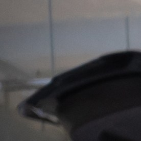 Mecánico con tableta en taller de reparación de automóviles