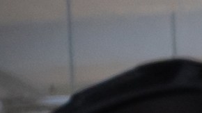 Mecánico con tableta en taller de reparación de automóviles