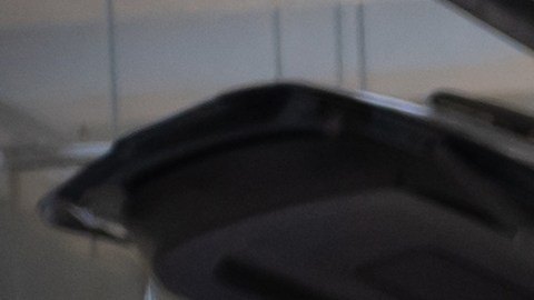 Mecánico con tableta en taller de reparación de automóviles