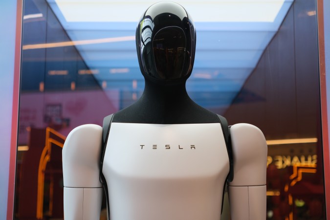 Tesla se dedicará a producir en masa el robot Optimus.