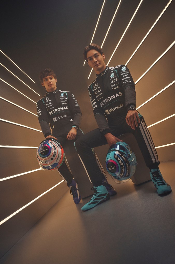 Pilotos Antonelli y Russell de Mercedes-AMG Petronas F1 W17 E Performance 2026.